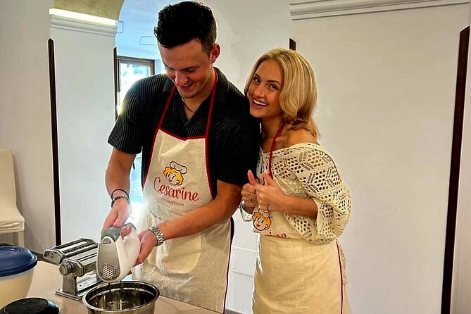 Amalfi: lezione di cucina su pasta, mozzarella e tiramisù - Turning milk into mozzarella