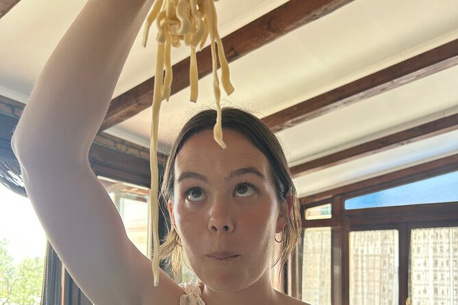 Amalfi: pasta fresca, mozzarella e tiramisù - Stretching mozzarella by hand