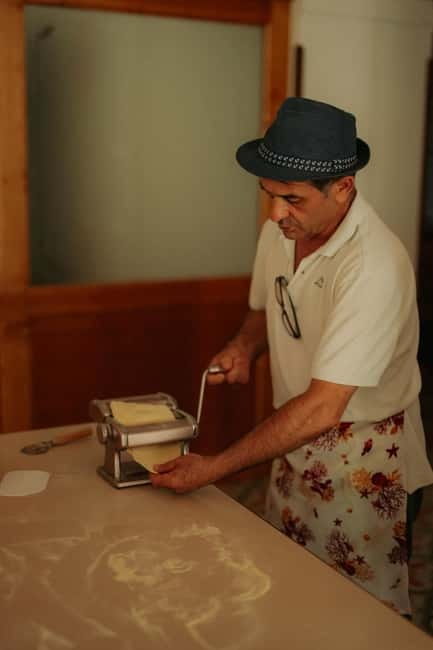 Amalfi: Tagliatelle, Mozzarella & Tiramisù Cooking Workshop - Layering the tiramisù