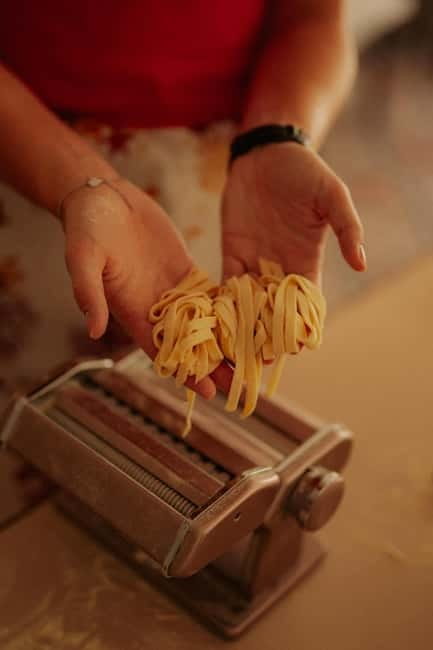 Amalfi: Tagliatelle, Mozzarella & Tiramisù Cooking Workshop - Starting with fresh mozzarella