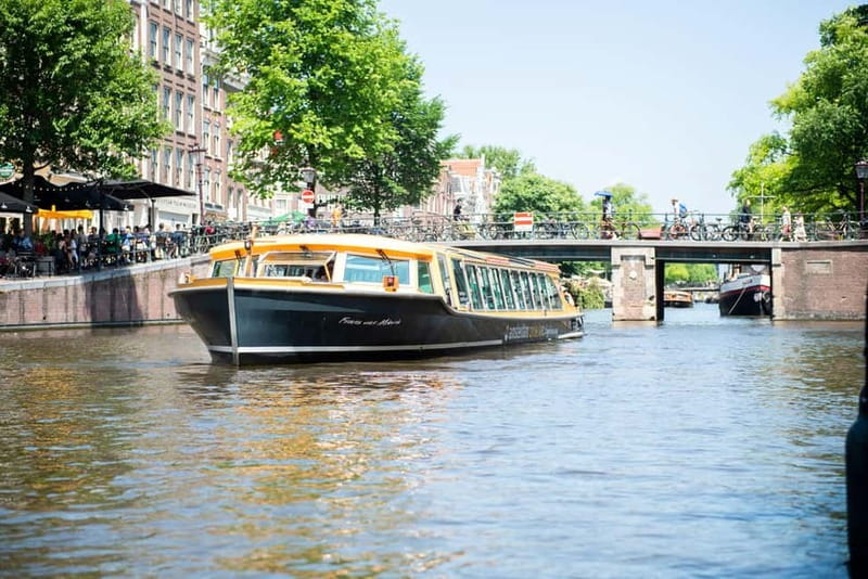 Amsterdam canal cruise with culinary burger or cheese & wine - Choosing between a burger cruise and cheese with wine