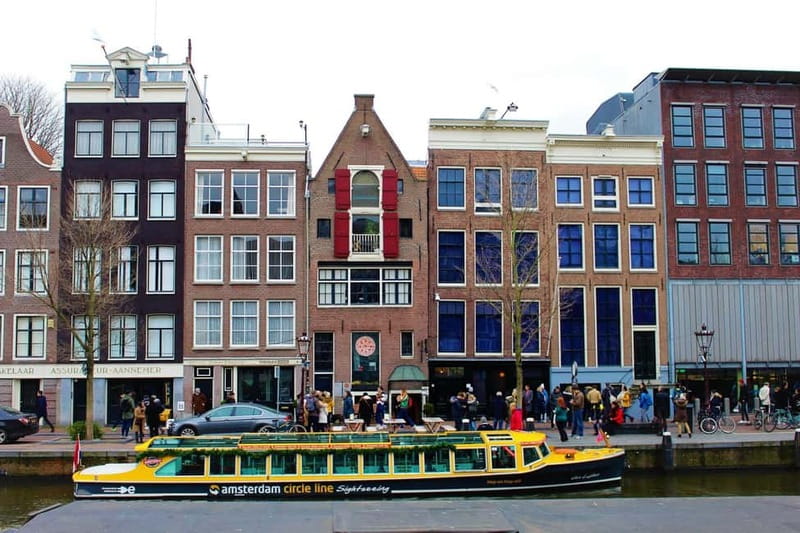 Amsterdam canal cruise with culinary burger or cheese & wine - What the live hosting adds