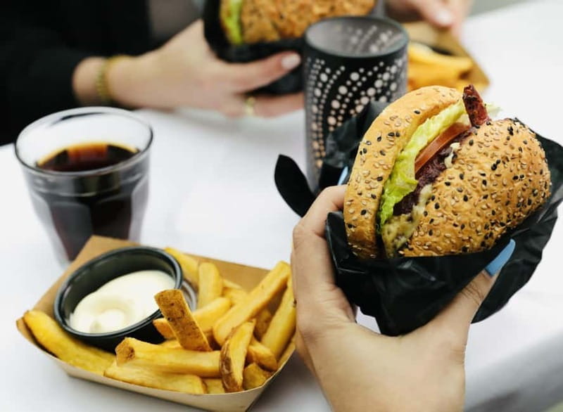 Amsterdam canal cruise with culinary burger or cheese & wine - Meeting near the Anne Frank Museum