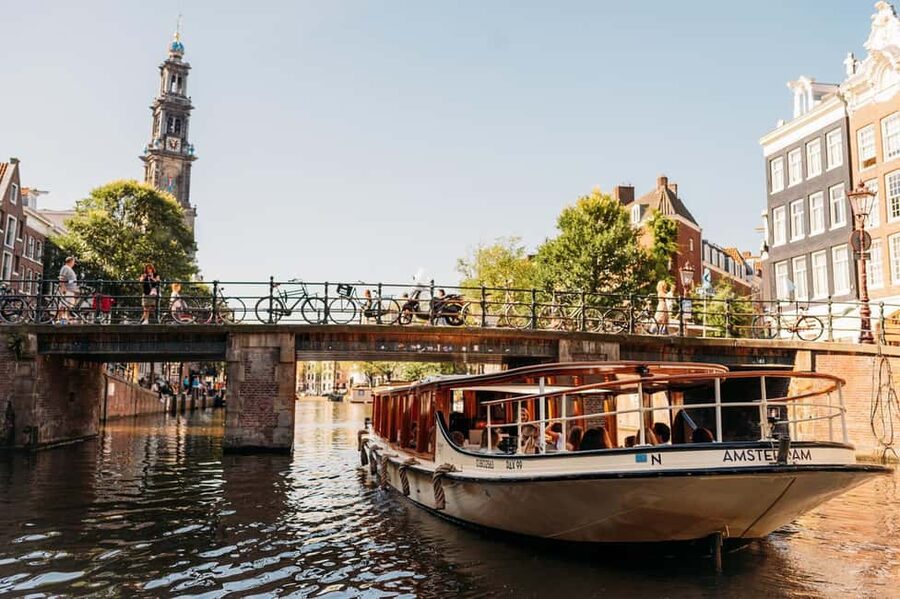 Amsterdam: Classic Saloon Boat Cruise with Cheese & Wine - Is $18 good value for one hour?