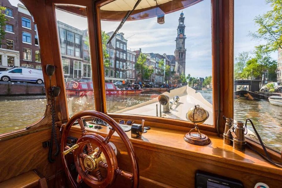 Amsterdam: Classic Saloon Boat Cruise with Cheese & Wine - Guide quality makes or breaks the hour