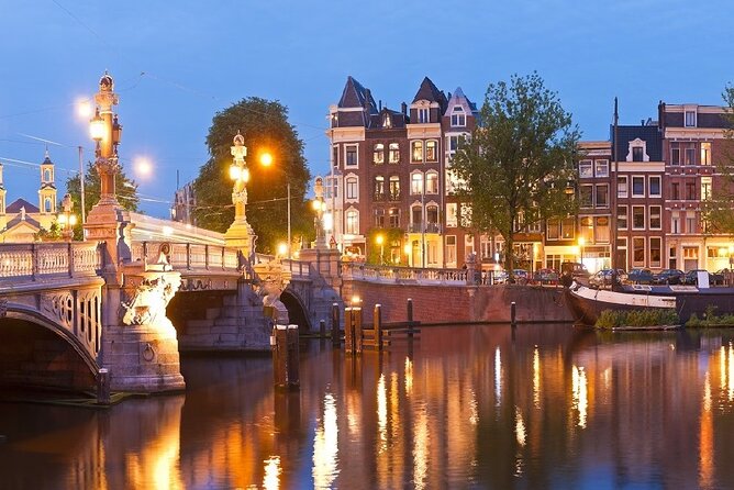 Amsterdam: Dutch Cheese and Wine Tasting Cruise - Magere Brug after dark