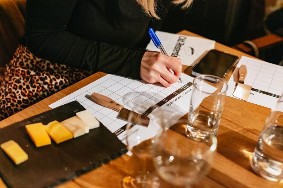 Amsterdam: Dutch Cheese Tasting Experience with Wine - Five cheeses, served in a useful order