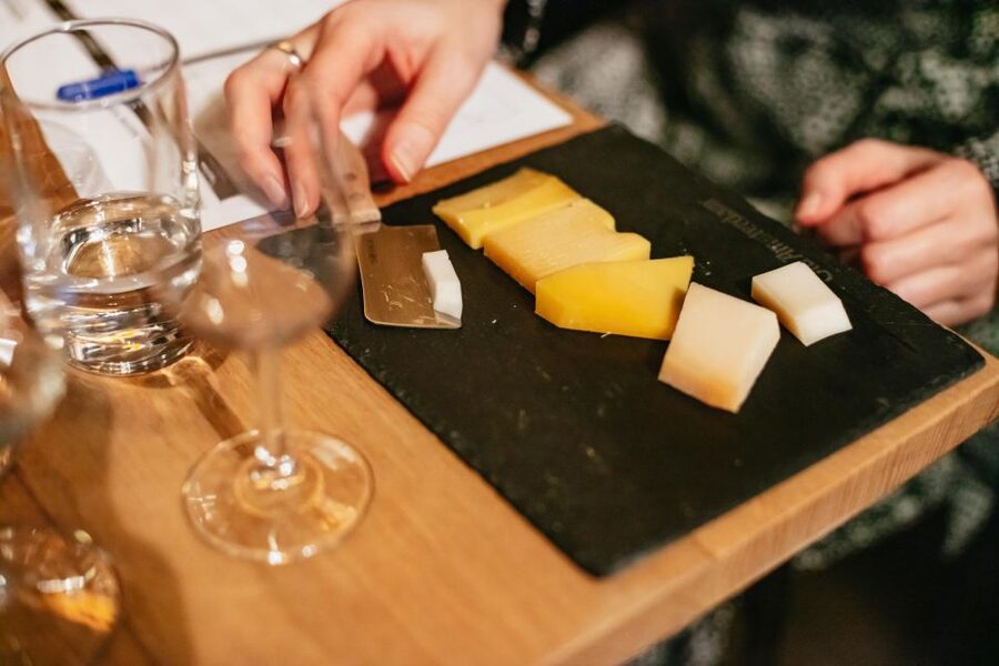 Amsterdam: Dutch Cheese Tasting Experience with Wine - Three wines and why the pairings matter