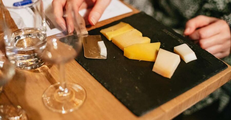 Amsterdam: Dutch Cheese Tasting Experience with Wine - Learning how Dutch Gouda is made