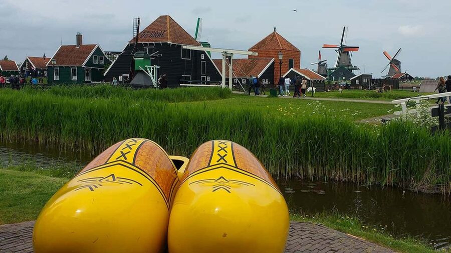 Amsterdam: Experience Zaanse Schans Windmills & Cheese Farm - Walking through Zaanse Schans