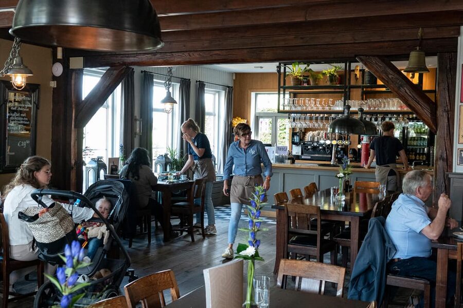 Amsterdam: Giethoorn Tour Scenic Cruise, Cheese & Free Time - Who will enjoy this day trip most?