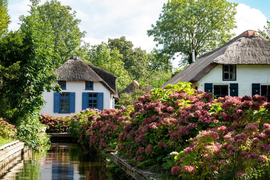 Amsterdam: Giethoorn Tour Scenic Cruise, Cheese & Free Time - Timing, languages, and small tips