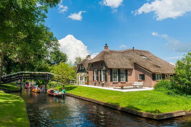Amsterdam: Live GuideD Giethoorn Boat Tour & Cheese Platter - Why Giethoorn Makes a Good Day Trip from Amsterdam