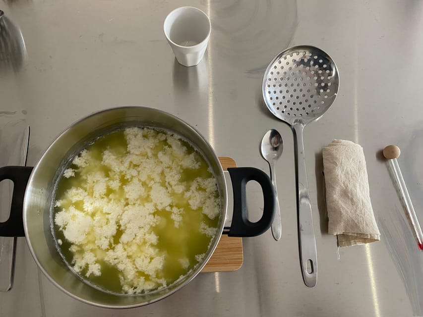 Amsterdam: Make your cheese next to De Hallen - Making the rennet-coagulated cheese