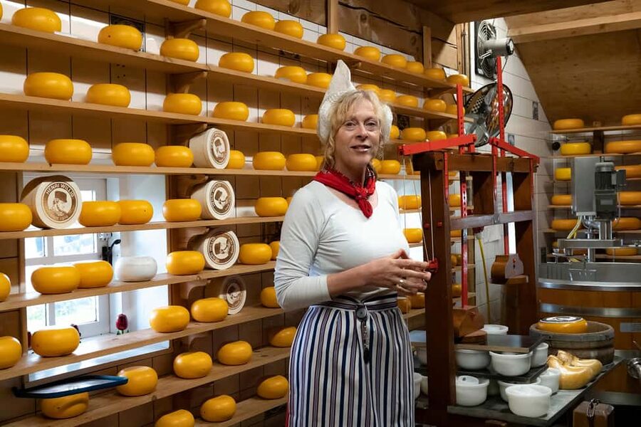 Amsterdam: Traditional Cheese Market Tour to Alkmaar - Arriving at the cheese market around 10 a.m.