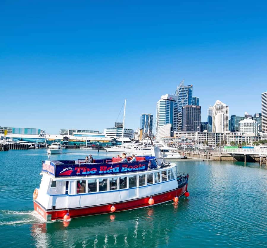 Auckland: Scenic Wine and Cheese Harbour Cruise - Commentary, music, and the onboard mood