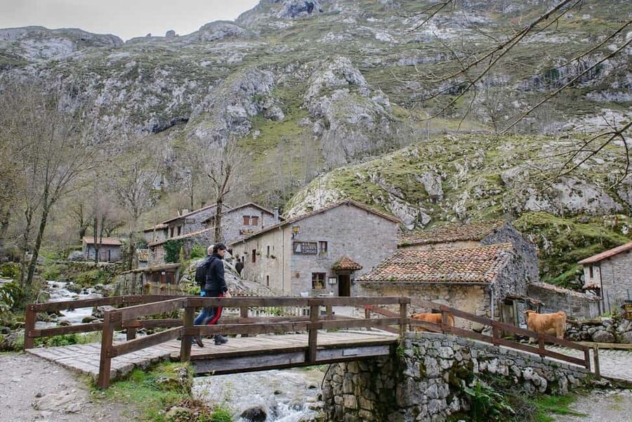 Bulnes: Excursion with funicular and Cabrales cheese cave in the Picos de Europa - The underground funicular to Bulnes