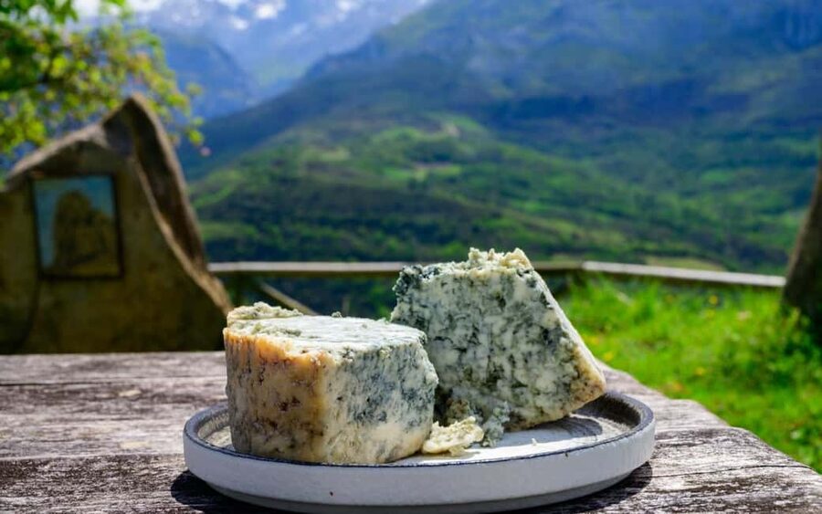 Bulnes: Excursion with funicular and Cabrales cheese cave in the Picos de Europa - Exploring Bulnes without rushing the wrong things