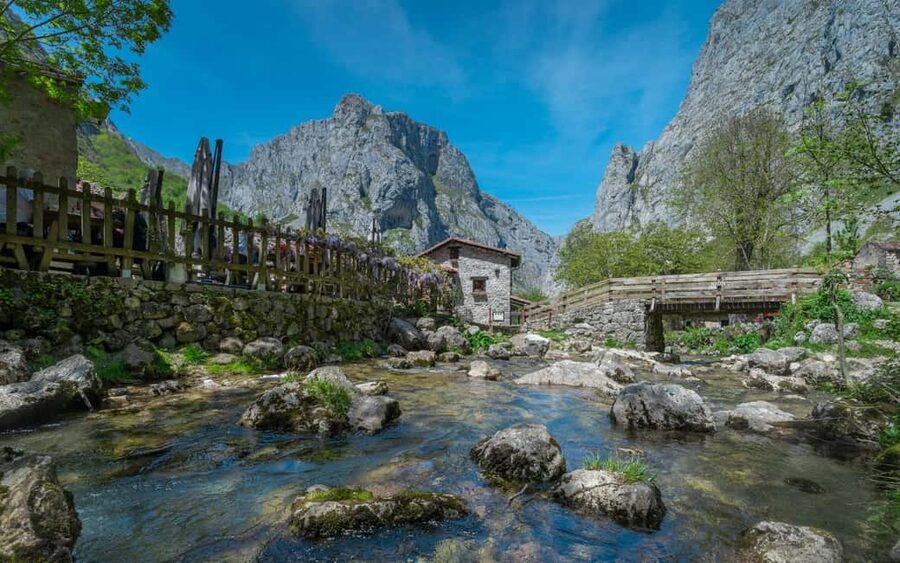 Bulnes: Excursion with funicular and Cabrales cheese cave in the Picos de Europa - How the transport shapes the experience