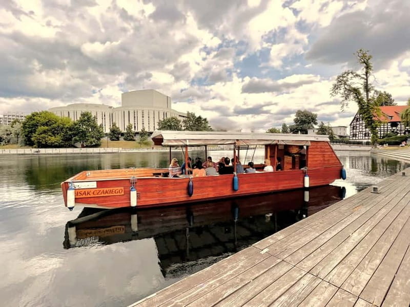 Bydgoszcz: River Cruise with local Wine and Cheese Tasting - Wine, cheese, and the small details that matter