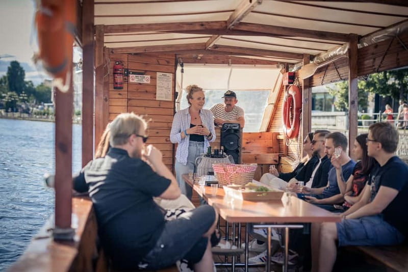 Bydgoszcz: River Cruise with local Wine and Cheese Tasting - The guide’s role in making the hour worthwhile
