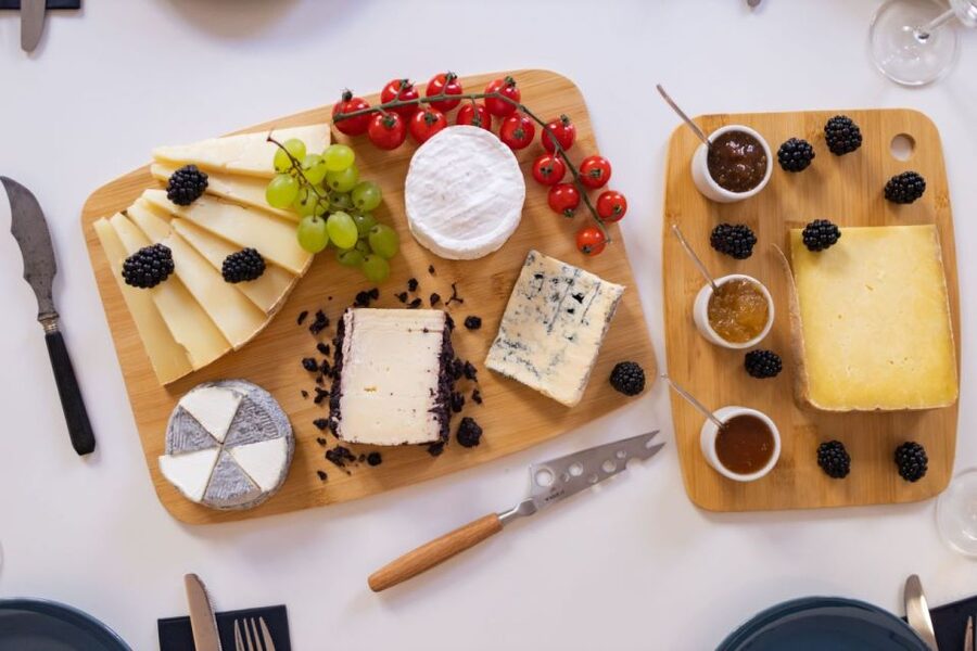 Cheeses and Wines Tour de France with Tasty Games - Location value near Notre-Dame