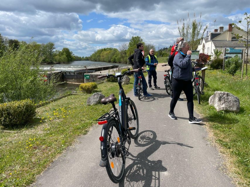 Chenonceau: guided ebike ride and wine & cheese picnic lunch - The picnic with Touraine wine and local cheese
