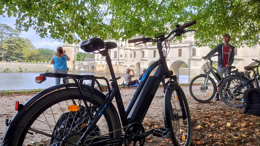 Chenonceau: guided ebike ride and wine & cheese picnic lunch - Starting at Thésée and the Cher River