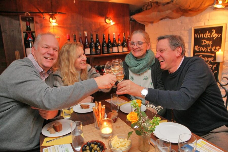 Cologne-Nippes: Gourmet wine tasting with cheese platter - Who will enjoy this Cologne evening?