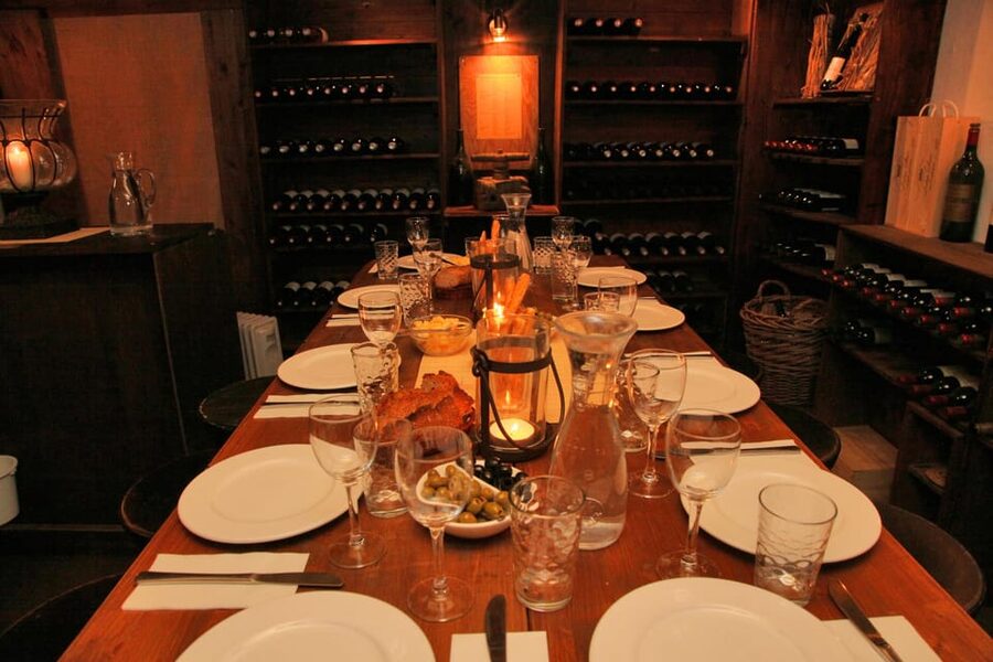 Cologne-Nippes: Gourmet wine tasting with cheese platter - White wines paired with French cheese