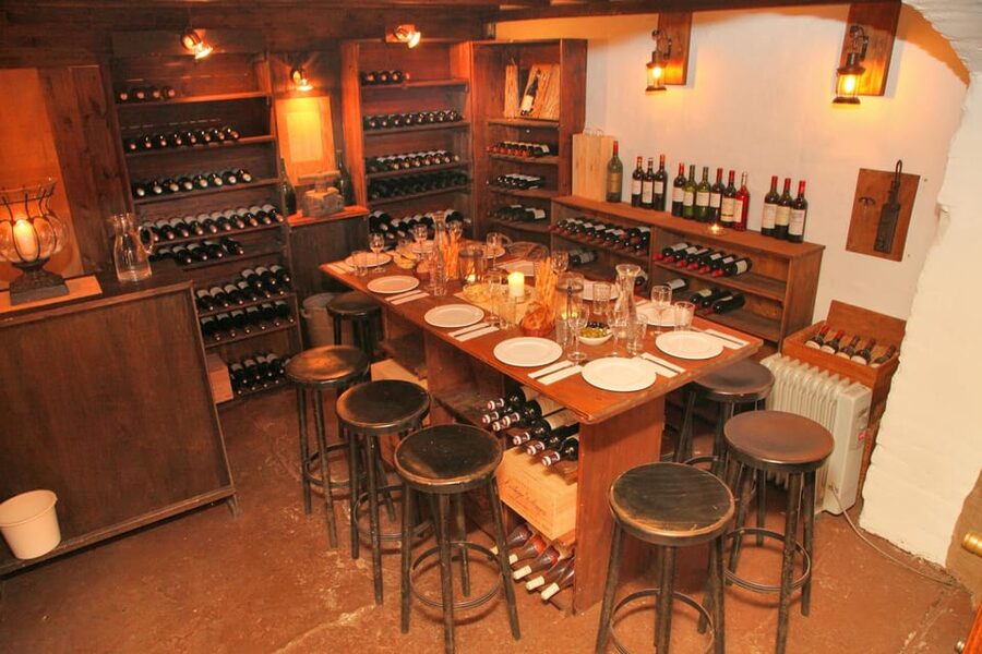 Cologne-Nippes: Gourmet wine tasting with cheese platter - Four red wines and a stronger finish