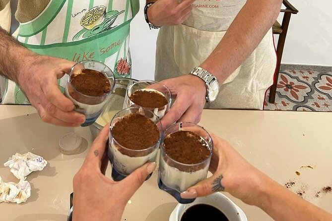 Cooking class with Pasta, mozzarella and Tiramisu with wine - Layering tiramisu with a family recipe