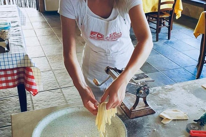 Cooking lesson: tagliatelle, mozzarella and tiramisu - Rolling and cooking the homemade pasta
