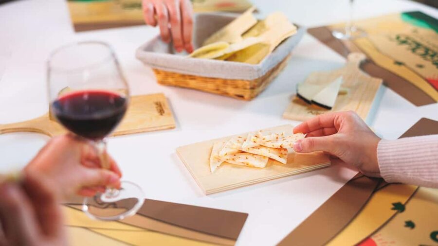 Dolianova: visit and workshop in a cheese factory - The hands-on workshop is the real highlight