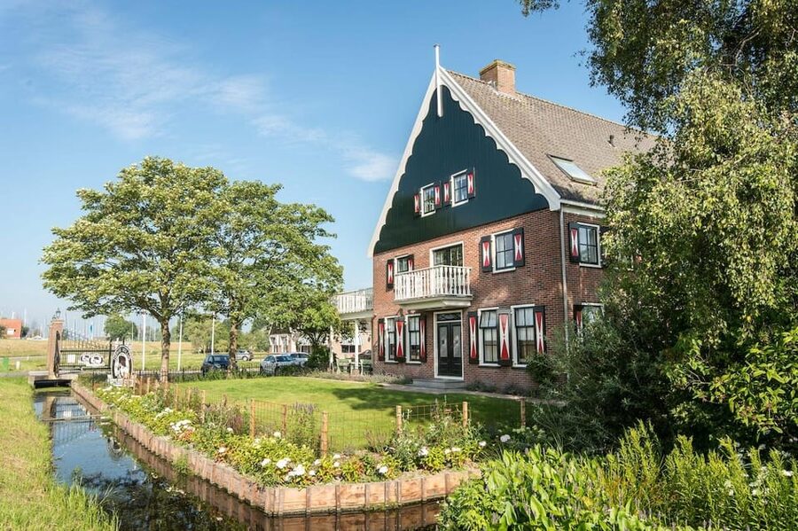 From Amsterdam; Alkmaar Cheese market & Zaanse Schans - How the transport and schedule affect value