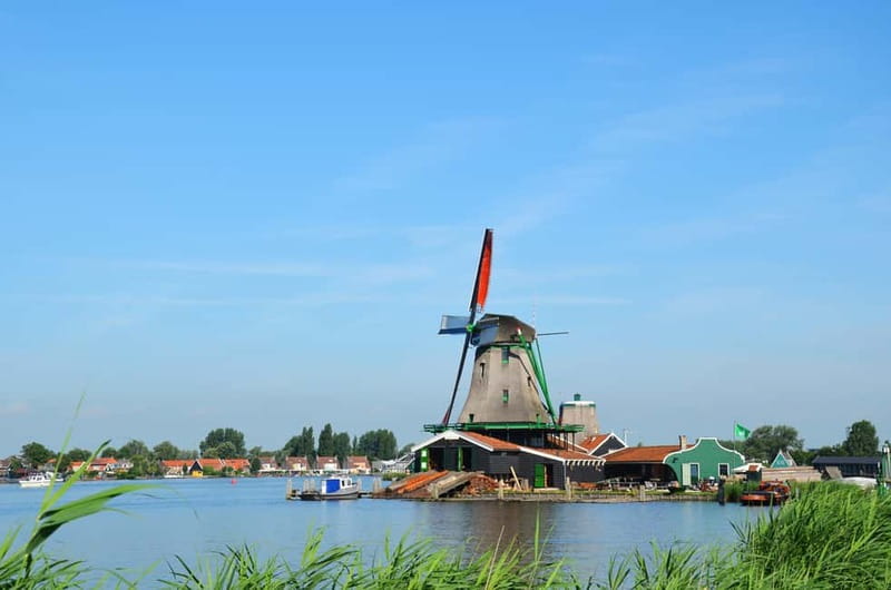 From Amsterdam: Volendam and Zaanse Schans Tour with Cheese - Volendam: water views, old churches, and a short walk