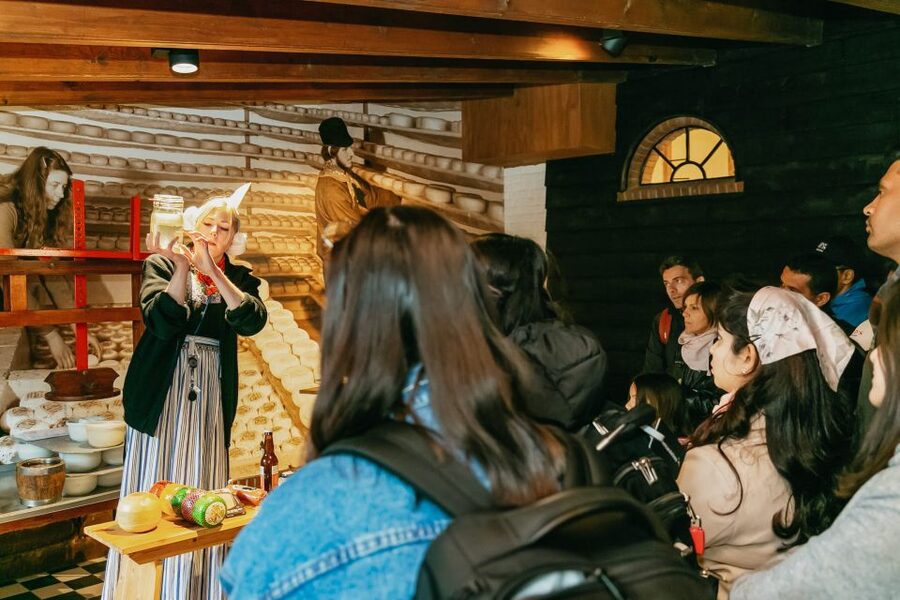 From Amsterdam: Volendam and Zaanse Schans Tour with Cheese - Optional Amsterdam canal cruise