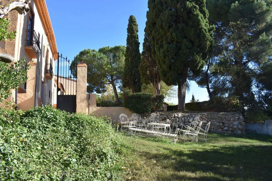 From Valencia: Guided Cheese Factory Tour with Wine Tasting - Three wines with local sausages