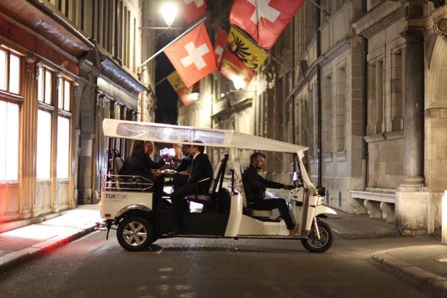 Geneva: tour with fondue and wine in TukTuk - Why the private group format matters