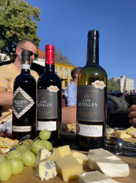 Groningen: Evening Cheese and Wine cruise - Cheese, wine, and the open bar