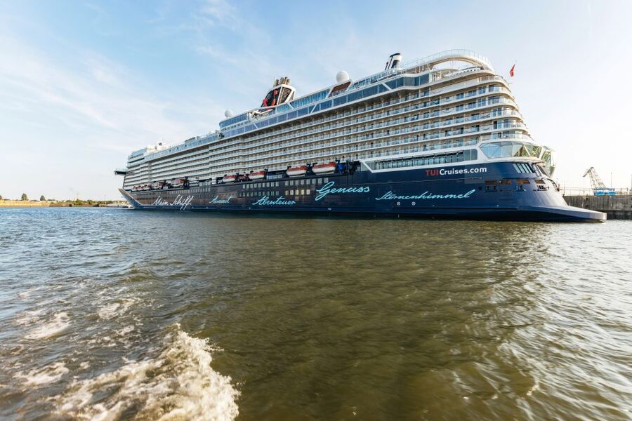 Hamburg: Harbor Cruise with Wine and Cheese - St. Michael’s Church and the older city
