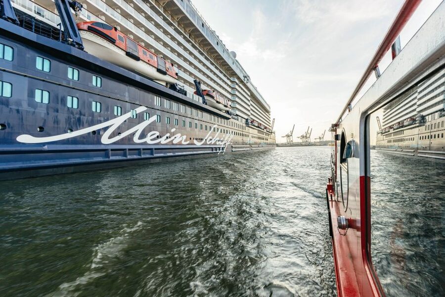 Hamburg: Harbor Cruise with Wine and Cheese - HafenCity and the Elbphilharmonie