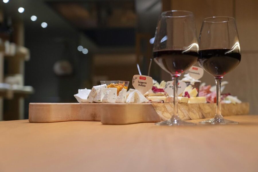 Lake Como: Cheese and Wine Tasting in Valsassina - The mountain setting is part of the meal