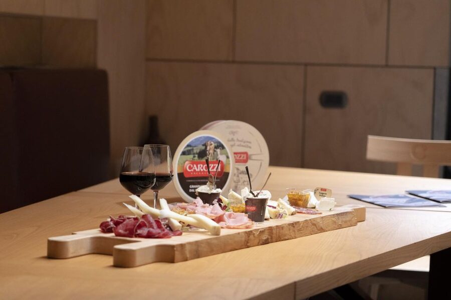 Lake Como: Cheese and Wine Tasting in Valsassina - Inside Carozzi’s cheese shop