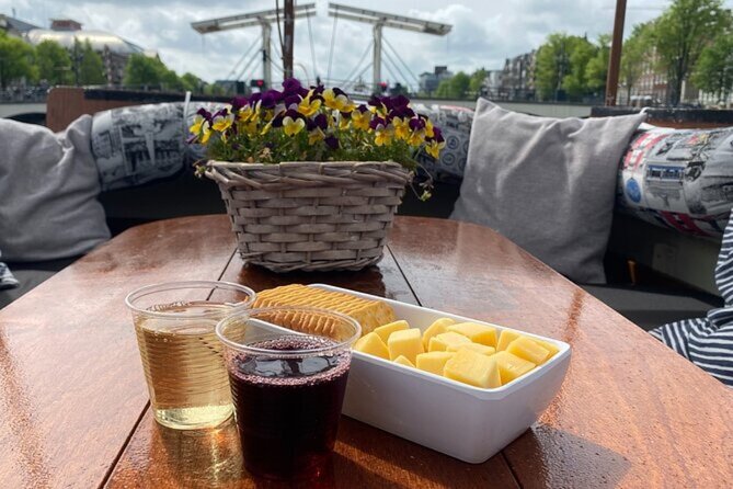 Luxury Amsterdam Canal Cruise – Unlimited Cocktails Included (1H) - Why this short cruise works well in Amsterdam