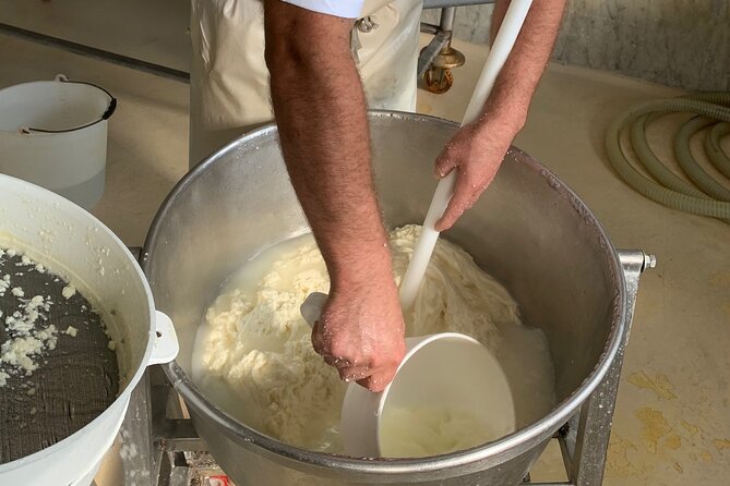 Mozzarella Experience and tasting in Naples - Making mozzarella by hand