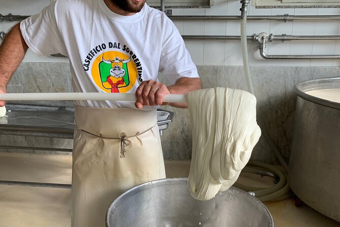 Mozzarella Experience and tasting in Naples - Arriving at Rione Alto