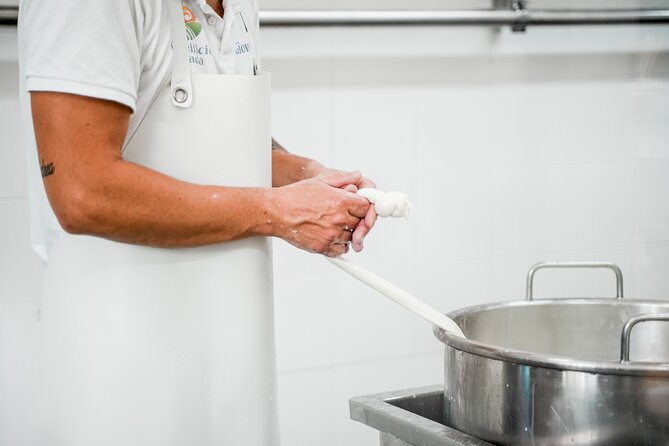 Mozzarella Live Show & Tasting in a Cheese Factory - What the small group changes