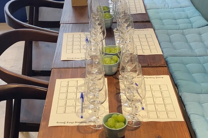 Natural Wine Tasting with Cheese Pairings in Paris - Five wines, with a different bite for each glass