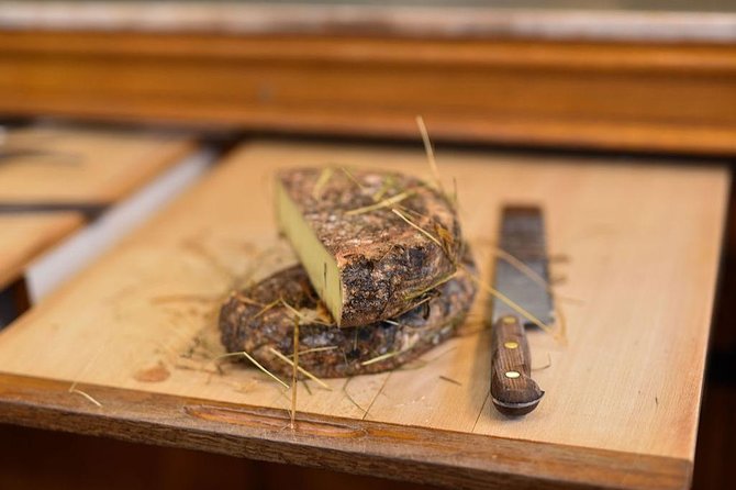 Paris Cheesemaking Workshop including Wine and Cheese Tasting with an Expert - Meeting the cheese makers on Île Saint-Louis